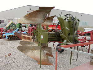 Aratro trivomere reversibile BORDIN